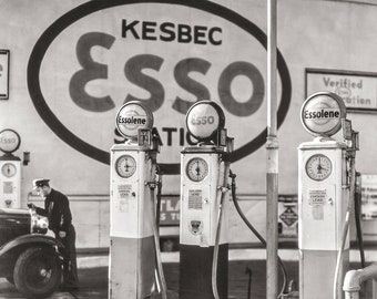 Old Gas Pumps, Esso Station, Historic New York City, Vintage Black and White Photos, Service Station, Gas Station 1935