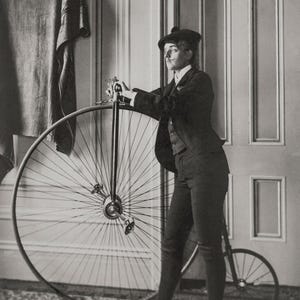 Impression photo Frances Benjamin Johnson : autoportrait avec penny-farthing