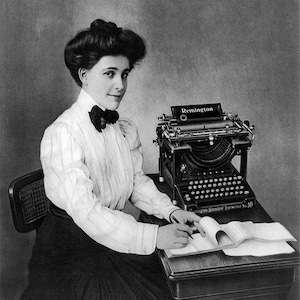 Remington Typewriter Photo, Black White Photography, Typewriter Print, Remington Typewriter, Women&#39;s History, Vintage Typewriters