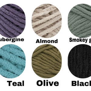 Puede incluir: Una colecci&oacute;n de 10 colores de hilo, incluyendo mostaza, berenjena, almendra, verde ahumado, azul oscuro, especias de calabaza, azul verdoso, oliva, negro y azul campo.