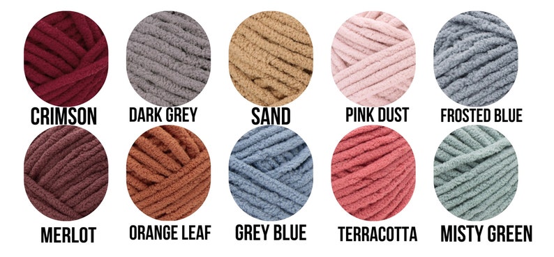 Puede incluir: Diez ovillos de lana en varios colores, incluyendo carmes&iacute;, gris oscuro, arena, polvo rosa, azul helado, merlot, hoja naranja, azul gris, terracota y verde brumoso.