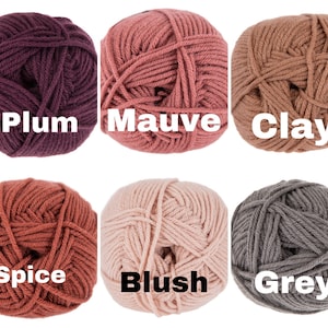 Peut inclure: Dix pelotes de laine de diff&eacute;rentes couleurs, notamment sauge, prune, mauve, argile, marron, noir chin&eacute;, &eacute;pices, blush, gris et moutarde.