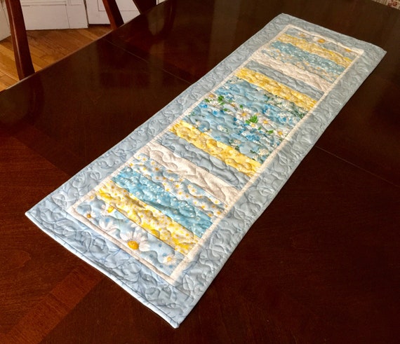 Sweet Highland Daisy Quilted Table Runner GFTOHD6737 main image 1