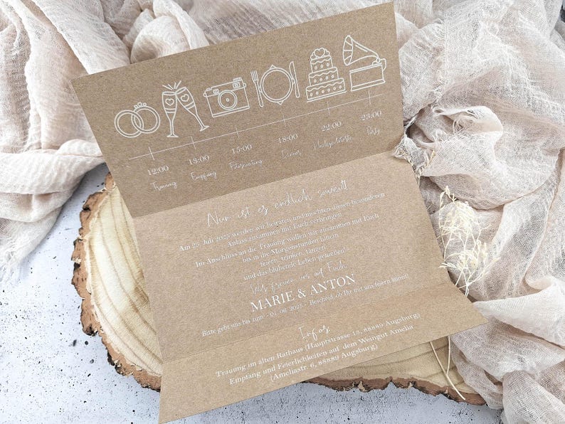 May include: A brown paper wedding invitation with a white timeline of events. The timeline includes icons for the ceremony, reception, dinner, and dancing. The invitation also includes the names Marie & Anton and the text "Nie ist es endlich soweit".