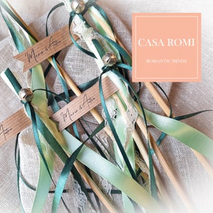 10x WEDDING WANDS Stäbe mit Glöckchen, Satinbändern und Spitze fürs Spalier stehen auf der Hochzeit, Gastgeschenke für Hochzeitsgäste, Mai