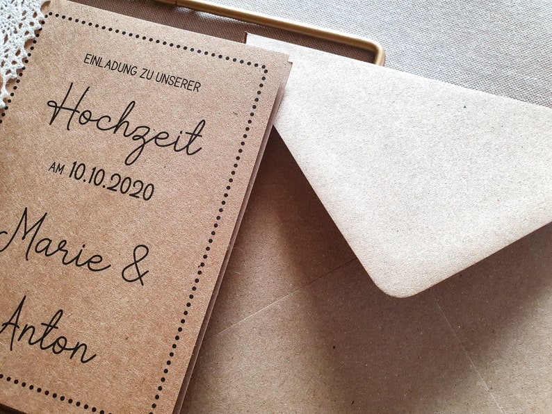 May include: A brown paper wedding invitation with a dotted border. The invitation reads "Einladung zu unserer Hochzeit am 10.10.2020 Marie & Anton".