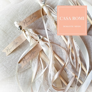 10x WEDDING WANDS Stäbe mit Glöckchen, Satinbändern und Spitze fürs Spalier stehen auf der Hochzeit, Gastgeschenke für Hochzeitsgäste, Mai