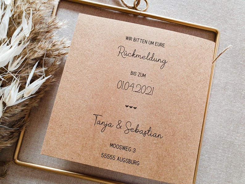May include: A brown card with the text "WIR BITTEN UM EURE R&uuml;ckmeldung BIS ZUM 01.04.2021 Tanja & Sebastian MOOSWEG 3 55555 AUGSBURG" printed on it.
