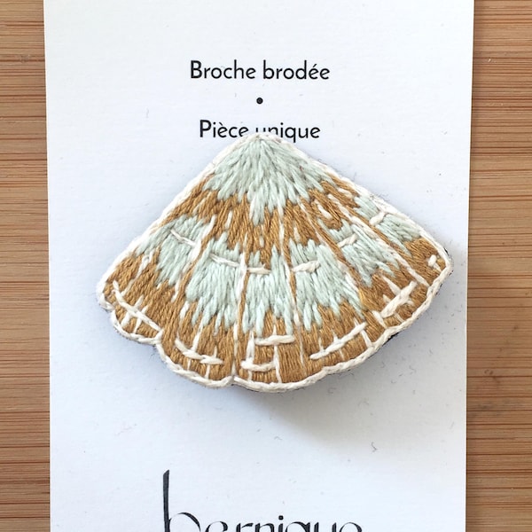 broche brodée pièce unique - Bernique