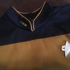 Star Trek TNG/DS9/VOYAGER Uniform PIP's and Com Badge set image 5