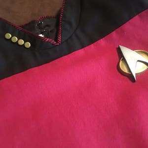 Star Trek TNG/DS9/VOYAGER Uniform PIP's and Com Badge set image 1