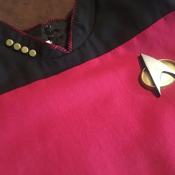 Star Trek TNG/DS9/VOYAGER Uniform PIP's and Com Badge set