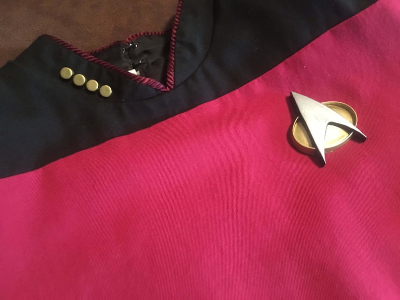 Star Trek TNG/DS9/VOYAGER Uniform PIP's and Com Badge set image 1