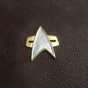 Star Trek TNG/DS9/VOYAGER Uniform PIP's and Com Badge set image 3