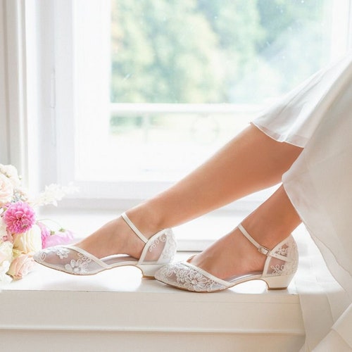 Scarpe basse da sposa in pizzo traslucido avorio con motivo floreale, due parti, tacco basso
