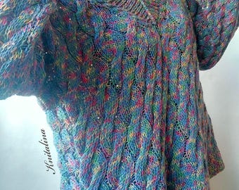 Kleurrijke alpacakatoenen trui met pailletten en korte broek, losse trui met regenboogprint en korte broek, trui met kabelpatroon en kleurblokken, trui met V-hals en pailletten in een gemêleerde stijl.