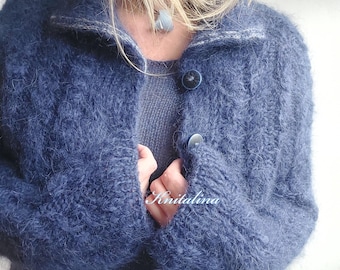 Korte mohair cardigan in blauw met kabelpatroon, grof gebreide trui met knoopjes, bomberjack, korte dames coltrui, mohair tanktop met kleurblokken