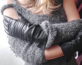 Gebreide tankjurk. Damesjurk van alpaca bouclé met peplum en riem. Gebreid bolerojasje. Jurk met spaghettibandjes van alpaca. Gebreide jurk met bandjes. Grijze lange wollen jurk.