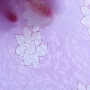 Fliederfarbene Lotusblumen Baumwollstoff leichter Baumwollstoff Bild 3