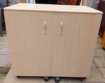 Gabinete para máquina de coser Horn con mesa de corte y plataforma más grande