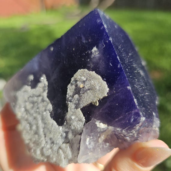 ユニークなフローライト結晶とクォーツのドゥルージー、ナイジェリアの