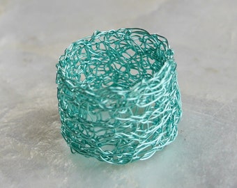Türkiser Ring gestrickt, breiter Ring gestrickt, Bandring breit türkisgrün, Geschenk für Sie, Drahtschmuck, crochet wire jewelry