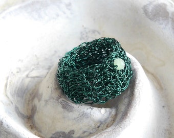 Ring dunkelgrün mit Perle, breiter gehäkelter Drahtring, grüner Ring breit, breiter Ring, Bandring Perle, Wire jewelry crochet wire jewelry