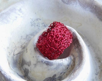 Roter Ring gehäkelt breiter Ring in rot Drahtring gehäkelt  Bandring breit gehäkelter Drahtschmuck crochet wire jewelry crochet ring
