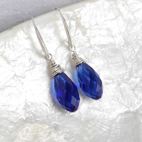 Blaue Ohrringe, Briolettes facettiert, Silberohrringe mit tiefblauen Glas, Glasohrringe silber,