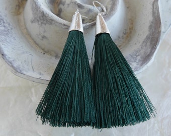 Boucles d’oreilles en soie vert émeraude, anneaux de pompon en soie en vert, boucles d’oreilles longues élégantes, boucles d’oreilles Boho tassel vert