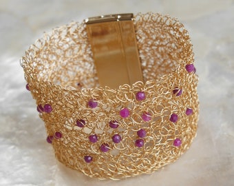 Bracelet en or au crochet avec grenat, bracelet grenat large, bijoux de mariée, cadeau pour votre bien-aimé, brassard grenat doré