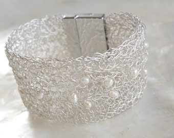 Bracelet en argent au crochet avec perles, bracelet de perles larges au crochet, bijoux de mariée, cadeau pour votre bien-aimé, bracelet en fil de crochet argenté