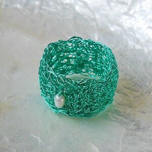 Ring türkis grün mit Perle, breiter gehäkelter Drahtring, türkiser Ring breit, breiter Ring, Bandring, Wire jewelry crochet wire jewelry Bild 1