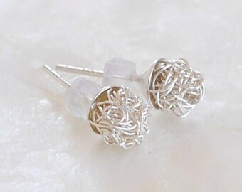 Mignonnes petites boucles d'oreilles en argent, boucles d'oreilles à billes, boucles d'oreilles minimalistes, boucles d'oreilles en argent au crochet, bijoux en fil de crochet