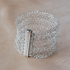 Edelstahlarmband breit gehäkelt Armmanschette Edelstahl breites Armband gehäkelt Drahtschmuck crochet wire jewelry steel bracelet trend Bild 3