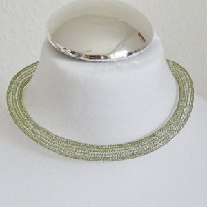 Grüner Halsreif gestrickt, Choker necklace green, kurze Kette gehäkelt, grüner Halsreif gehäkelter Drahtschmuck crochet wire jewelry Bild 4