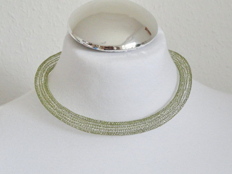 Grüner Halsreif gestrickt, Choker necklace green, kurze Kette gehäkelt, grüner Halsreif gehäkelter Drahtschmuck crochet wire jewelry Bild 4