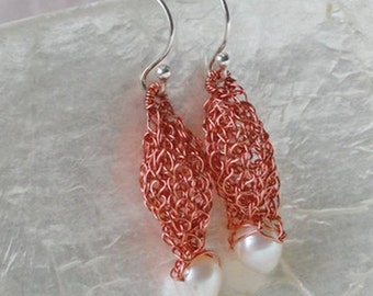 Perlenohrringe gehäkelt, lange Ohrringe mit Süsswasserperle, elegante Ohrhänger mit Perle, Kupfer, crochet wire jewellery