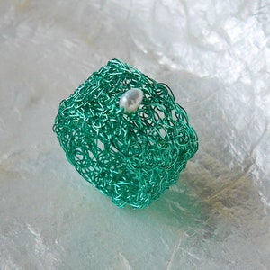 Ring türkis grün mit Perle, breiter gehäkelter Drahtring, türkiser Ring breit, breiter Ring, Bandring, Wire jewelry crochet wire jewelry Bild 2