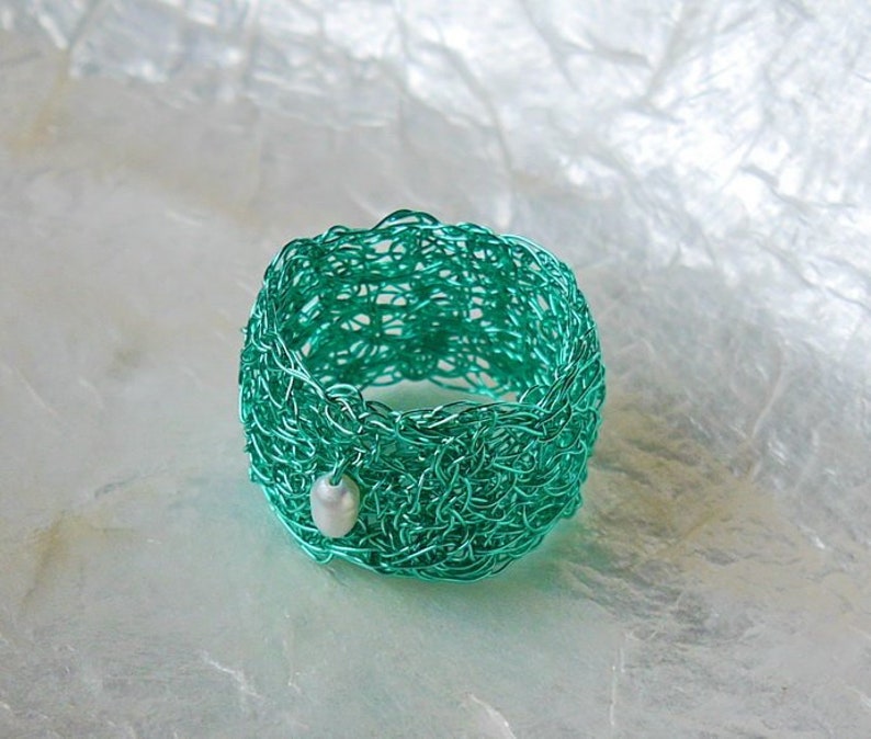 Ring türkis grün mit Perle, breiter gehäkelter Drahtring, türkiser Ring breit, breiter Ring, Bandring, Wire jewelry crochet wire jewelry Bild 1