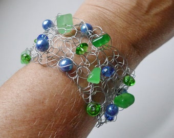 Breites Armband blau grün , gestricktes Armband, Armmanschette, Manschettenarmband, knitted bracelet,