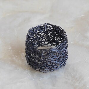 Breiter Ring gestrickt, anthrazit grauer Bandring,dunkelgrauer Drahtring gestrickt,Geschenk, wire jewelry Bild 5