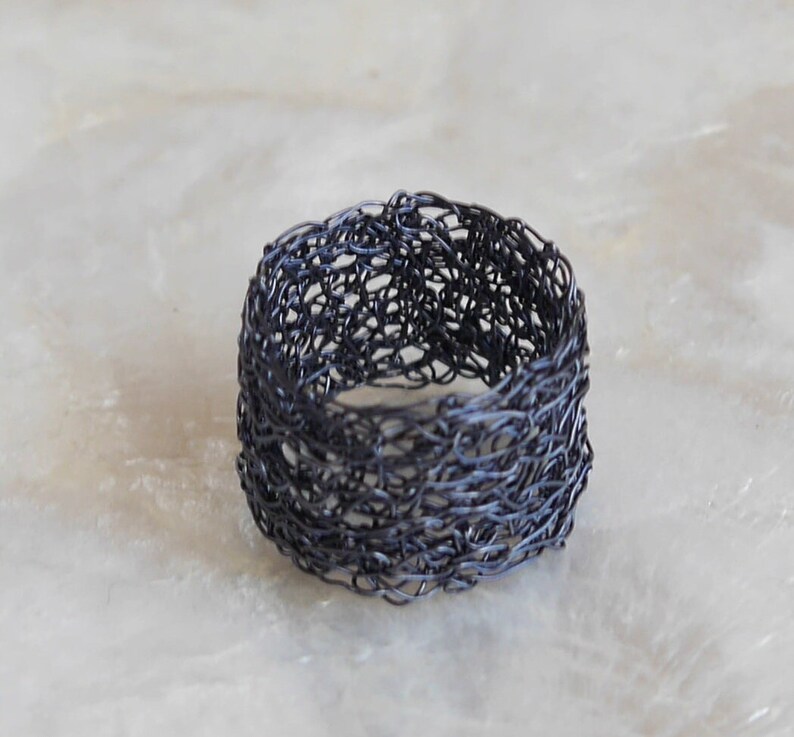 Breiter Ring gestrickt, anthrazit grauer Bandring,dunkelgrauer Drahtring gestrickt,Geschenk, wire jewelry Bild 5