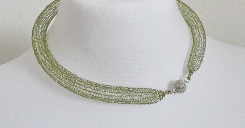 Grüner Halsreif gestrickt, Choker necklace green, kurze Kette gehäkelt, grüner Halsreif gehäkelter Drahtschmuck crochet wire jewelry Bild 5