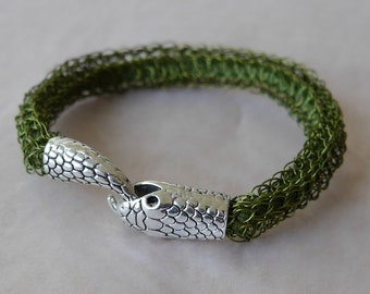 Armreif Schlange oliv grün, Armband mit Schlangenverschluss gehäkelt, Schlangenarmband, Geschenk, crochet wire jewelry bracelet Trend