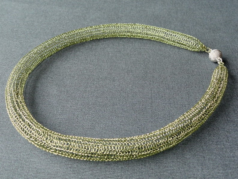 Grüner Halsreif gestrickt, Choker necklace green, kurze Kette gehäkelt, grüner Halsreif gehäkelter Drahtschmuck crochet wire jewelry Bild 3
