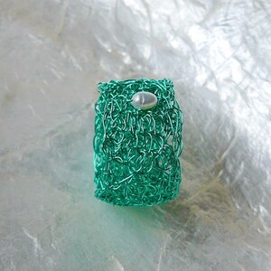 Ring türkis grün mit Perle, breiter gehäkelter Drahtring, türkiser Ring breit, breiter Ring, Bandring, Wire jewelry crochet wire jewelry Bild 4