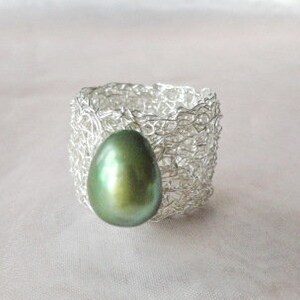Silberring mit grüner Perle breiter Silberring Perle Statementring silber gehäkelter Silberring crochet wire ring,silver ring,wire jewelry Bild 3