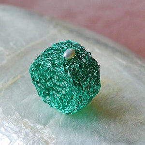 Ring türkis grün mit Perle, breiter gehäkelter Drahtring, türkiser Ring breit, breiter Ring, Bandring, Wire jewelry crochet wire jewelry Bild 3