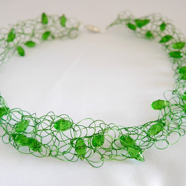 Grüne Halskette gestrickt, gestrickte Kette, Collier frühlingsgrün, kurze Glasperlenkette Drahtschmuck gestrickt kurze Kette